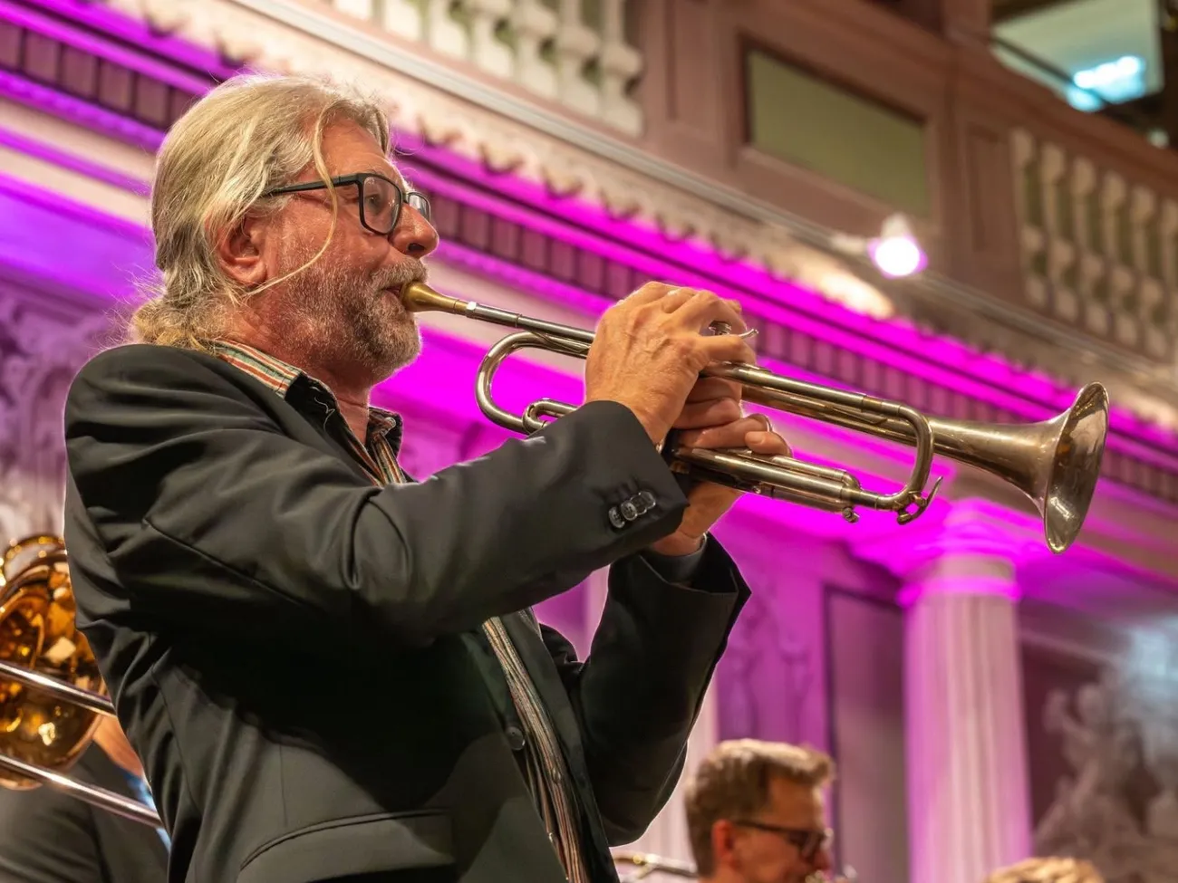 Gerald Bauerecker spielt Trompete in einem Konzertsaal